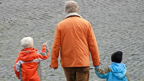 Opa mit Enkelkindern: Die Regierung verspricht, die Rente nicht sinken zu lassen. Die Jüngeren werden das im Geldbeutel spüren. Opa mit Enkelkindern: Die Regierung verspricht, die Rente nicht sinken zu lassen. Die Jüngeren werden das im Geldbeutel spüren.