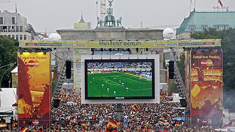 Die Fanmeile am Brandenburger Tor war 2006 bestens gef&uuml;llt. (Archivbild)