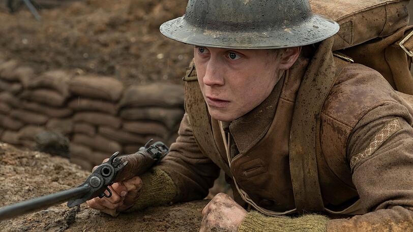 Der Krieg in einer Einstellung: "1917" sieht aus, als wäre der Film ohne Schnitt gedreht - und das macht die Geschichte zweier Soldaten, die sich allein hinter die feindliche Linie kämpfen müssen, ungemein spannend und grauenvoll. Der Krieg in einer Einstellung: "1917" sieht aus, als wäre der Film ohne Schnitt gedreht - und das macht die Geschichte zweier Soldaten, die sich allein hinter die feindliche Linie kämpfen müssen, ungemein spannend und grauenvoll.