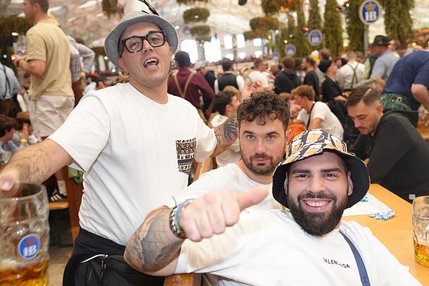 Italiener Alessandro (links) und seine italienischen Freunde freuen sich aufs Italiener-Wochenende Italiener Alessandro (links) und seine italienischen Freunde freuen sich aufs Italiener-Wochenende