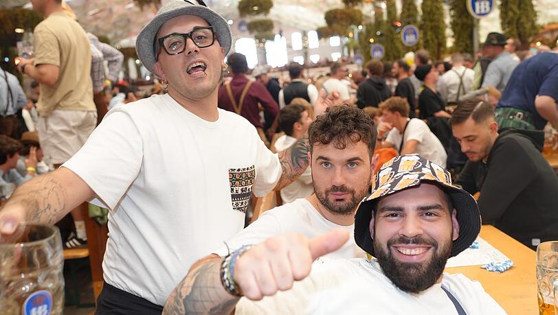 Italiener Alessandro (links) und seine italienischen Freunde freuen sich aufs Italiener-Wochenende Italiener Alessandro (links) und seine italienischen Freunde freuen sich aufs Italiener-Wochenende