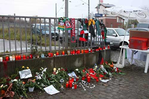 Ein Meer aus Blumen und Trauerkerzen: Das Stadion in Hannover ist eine Art Wallfahrtsstätte für die Fans.