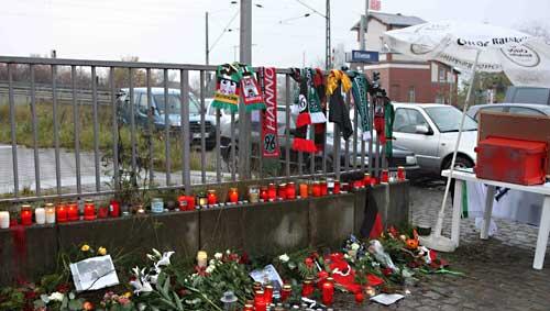 Ein Meer aus Blumen und Trauerkerzen: Das Stadion in Hannover ist eine Art Wallfahrtsstätte für die Fans. Ein Meer aus Blumen und Trauerkerzen: Das Stadion in Hannover ist eine Art Wallfahrtsstätte für die Fans.