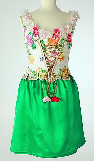Mode bedeutet Veränderung und die macht auch vor der Tracht nicht Halt. Die Münchner Designerin Angelika Zwerenz mischt mit ihrem Label Dirndlpunk die Trachtenmode kräftig auf.  Sie will mit dem steifen Dirndlook brechen - Wild, sexy, frech und opulent zugleich sollen die Modelle sein. Klicken Sie sich hier durch die Bilder der aktuellen Kollektion.