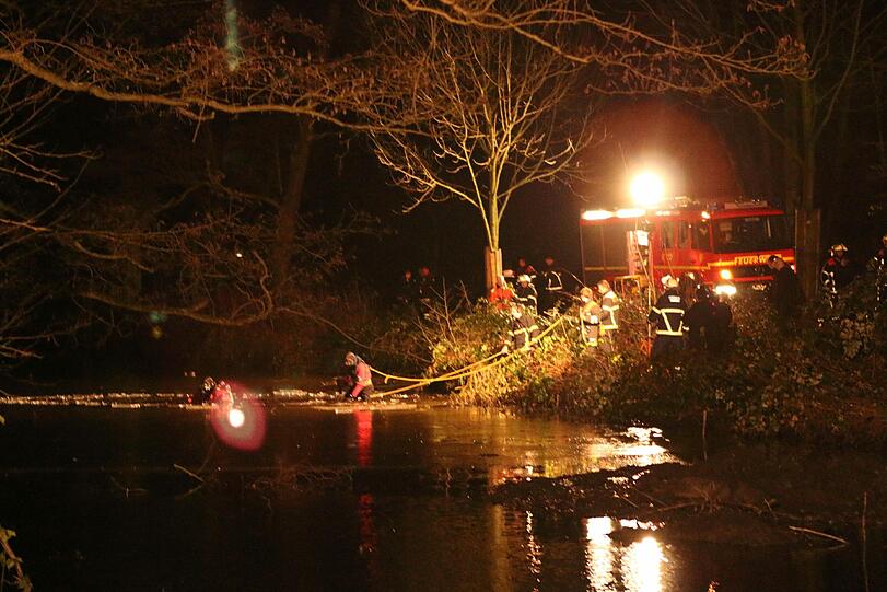 Die Feuerwehr in Hamburg musste einen Mann mit seinem Baby aus einem zugefrorenen Teich retten.