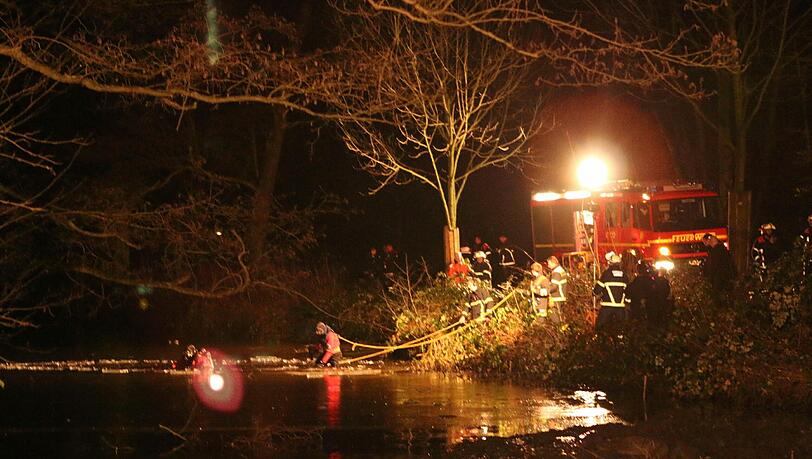 Die Feuerwehr in Hamburg musste einen Mann mit seinem Baby aus einem zugefrorenen Teich retten. Die Feuerwehr in Hamburg musste einen Mann mit seinem Baby aus einem zugefrorenen Teich retten.