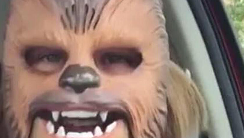 Candace Payne als Chewbacca - das Live-Video stellte einen Rekord auf: mehr als 100 Millionen Mal wurde es angesehen. Candace Payne als Chewbacca - das Live-Video stellte einen Rekord auf: mehr als 100 Millionen Mal wurde es angesehen.