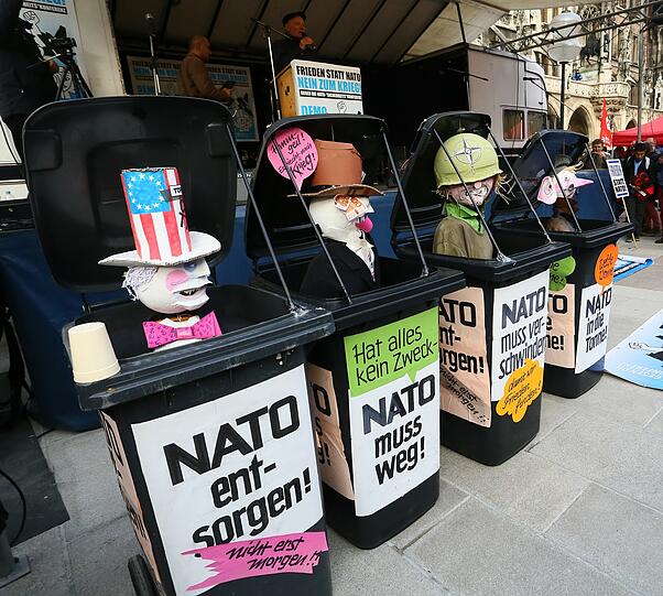 &bdquo;Nato in die Tonne!&ldquo; &ndash; eine Aktion am Marienplatz.