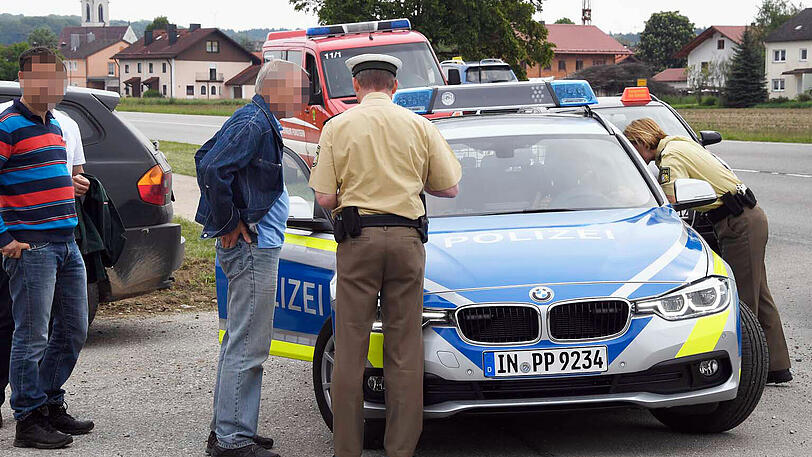 Wildwest an der A94: 17 entflohene Rindviecher hielten die "Cowboys" von Polizei und Feuerwehr stundenlang auf Trab. Die Bilder von der Stierhatz.