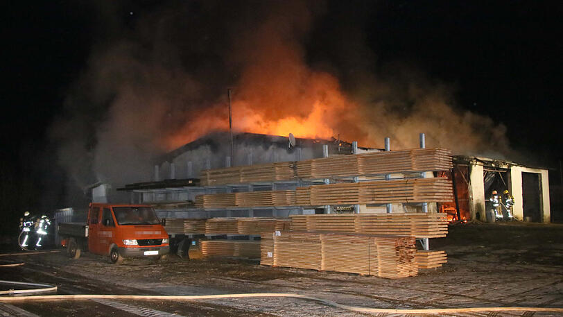 Die Ursache für den Brand ist noch unklar. Klicken Sie sich durch die Bilder des Feuerwehreinsatzes in Mettenheim.