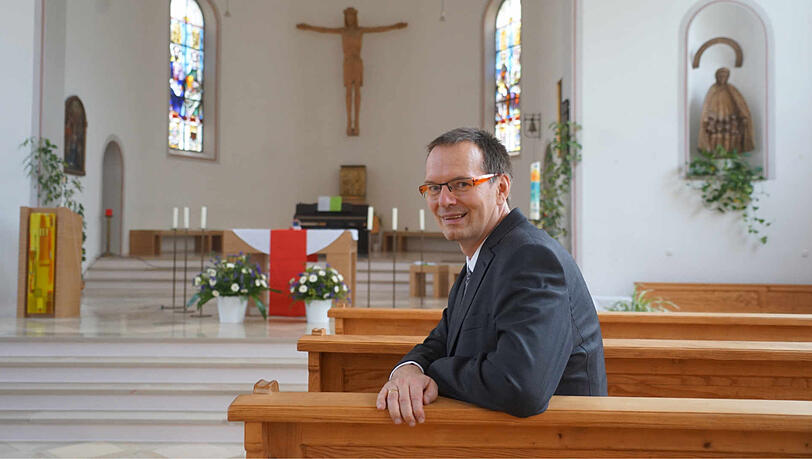 "Als Pfarrer weiß man: Wir sind alle Kinder Gottes": Pfarrer Felix Walter an seinem Arbeitsplatz in Stadelheim.