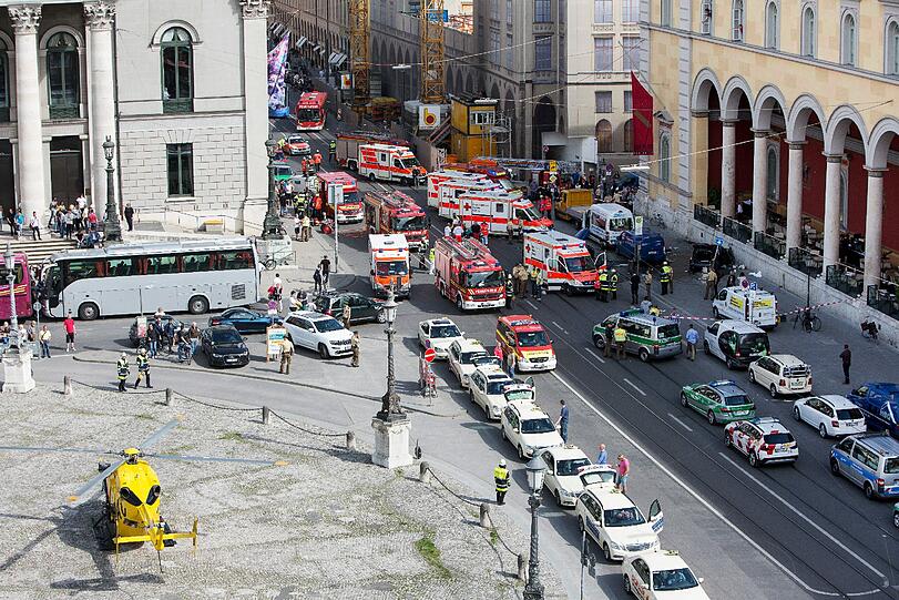 Heftiger Unfall vorm Nationaltheater! Nach bisherigen Erkenntnissen seien vier Menschen schwer verletzt worden, so die Polizei.