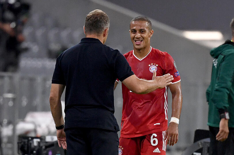 Zeit für Thiago (l.), sich zu verabschieden: Hansi Flick wird seinen Edeltechniker in der kommenden Saison schwer vermissen.