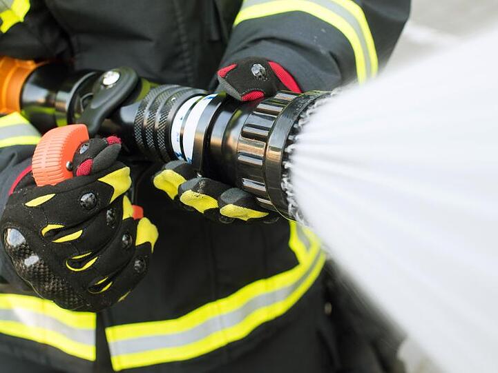 Ein Feuerwehrmann bei der Arbeit. Foto: Daniel Bockwoldt/Archiv