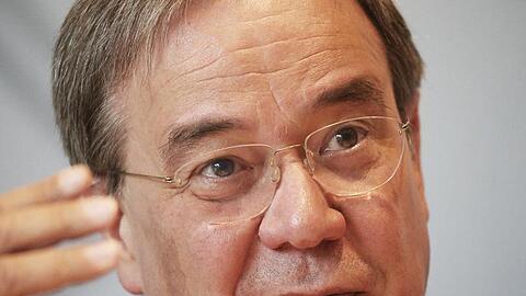 NRW-Ministerpräsident Armin Laschet fordert gleiche Zuschauer-Bedingungen für die Bundesligisten.