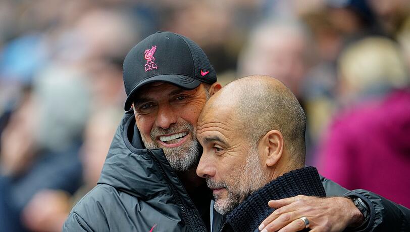 Jürgen Klopp (l) und Pep Guardiola treffen zum 16. Mal in Englands höchster Spielklasse aufeinander.