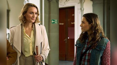 "Die Heiland - Welpenhandel": Romy Heiland (Christina Athenstädt, l.) erläutert ihrer Mandantin Siri Töller (Lea-Marie Pohl) ihre Optionen.
