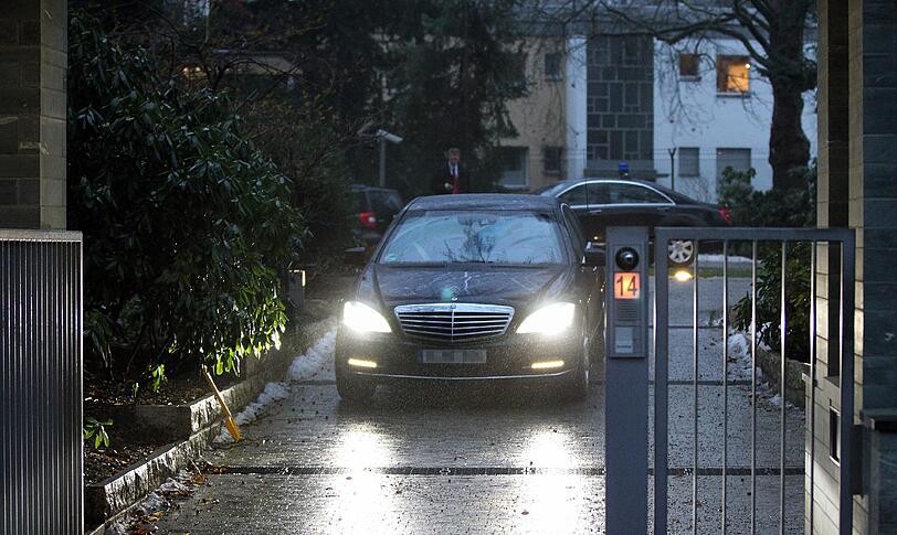 Bundespraesident Christian Wulff verlaesst am Freitag um 7.36 Uhr in einem Dienstwagen seine Dienstvilla in Berlin - Dahlem.