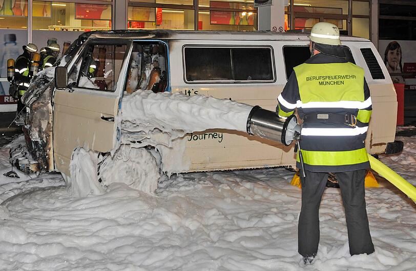 An einer Tankstelle am Petuelring wurde am Dienstagabend ein junger Mann verletzt, als ein Benzinkanister aus bislang unbekannten Gründen Feuer fing - die Bilder.