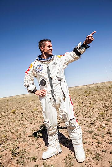 Jahrelang hat er sich auf diese paar Minuten vorbereitet: Extremsportler Felix Baumgartner wird nach seinem Überschall-Sprung weltweit gefeiert. Die Bilder.