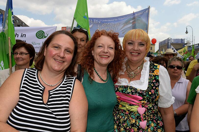 Theresa Schopper, MdL und Landesvorsitzende der Grünen in Bayern, (l-r) Margarete Bause Fraktionsvorsitzende der Grünen in den Bayerischen Landtag und Die Bundesvorsitzende von Bündnis90/Die Grünen Claudia Roth sind mitten im Geschehen.
