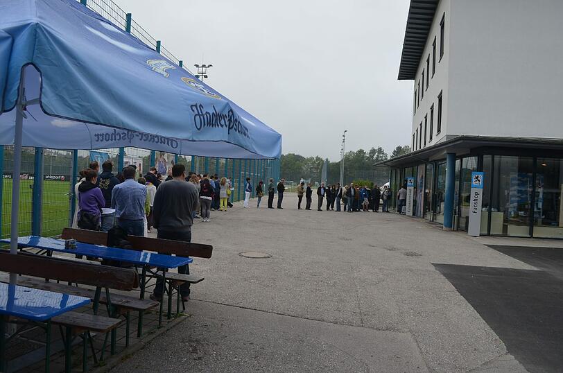 Löwen-Fans warten vor der Geschäftsstelle an der Grünwalder um Karten für das DFB-Pokal-Spiel am 24. September gegen Borussia Dortmund zu bekommen.