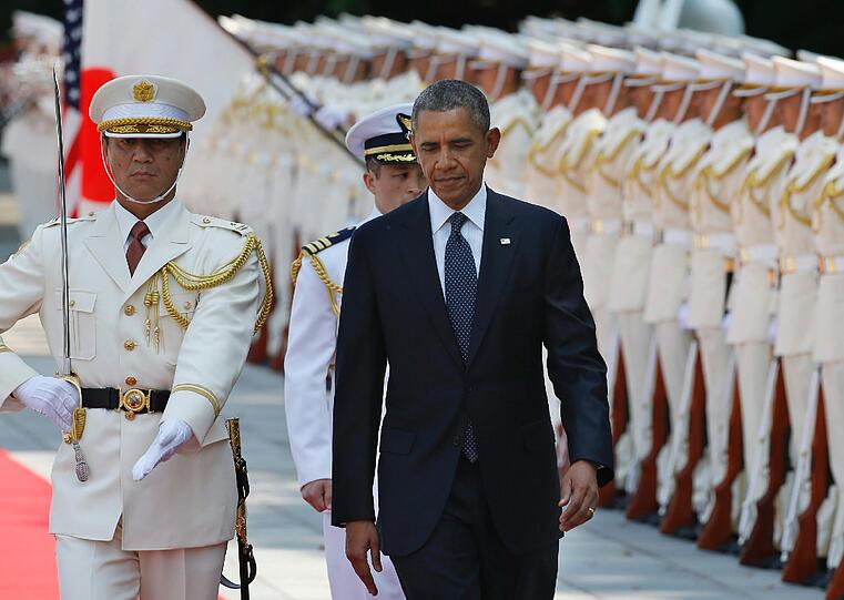 US-Präsident Obama bei einer Wilkommens-Zeremonie im Imperial Palace in Tokyo.