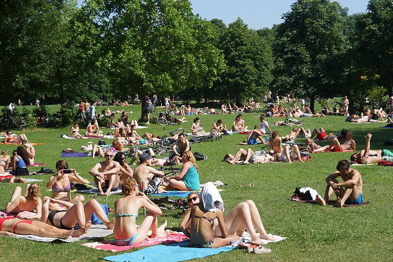 Der Sommer ist da und Münchens Bürger stürmen in den Englischen Garten! Sehen Sie hier die Bilder!