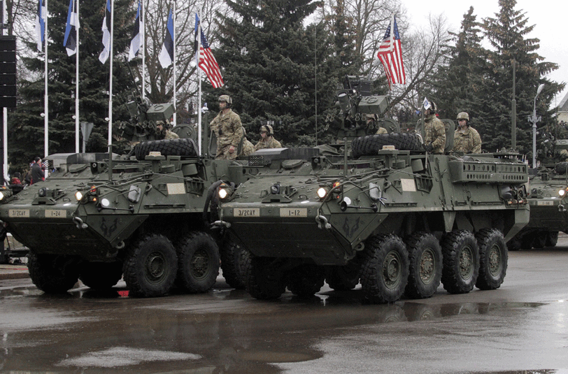 Ein M1126 Stryker Kampffahrzeug paradiert im estnischen Narva - wenige hundert Meter von der russischen Grenze entfernt.