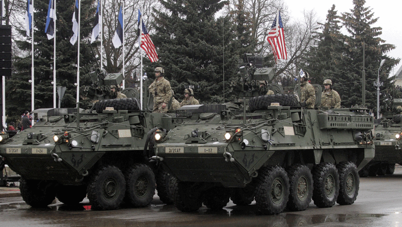 Ein M1126 Stryker Kampffahrzeug paradiert im estnischen Narva - wenige hundert Meter von der russischen Grenze entfernt. Ein M1126 Stryker Kampffahrzeug paradiert im estnischen Narva - wenige hundert Meter von der russischen Grenze entfernt.