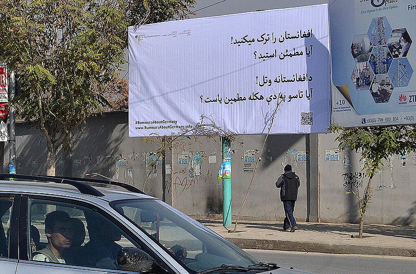 Ein Plakat mit der Aufschrift "Sie verlassen Afghanistan? Sind sie sicher?", aufgenommen am 15.11.2015 in Kabul.