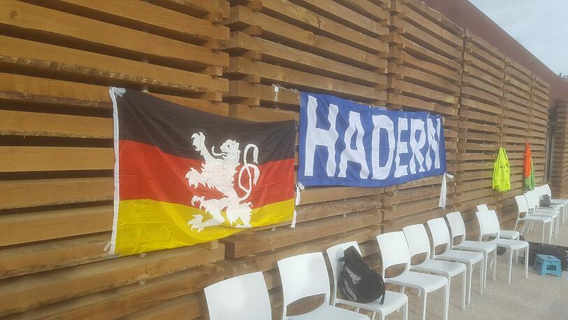 Aus Hadern nach Troia: Die neue Fan-Beflaggung im portugiesischen Trainingslager des TSV 1860.
