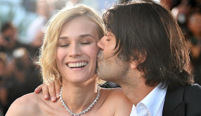 Der deutsche Regisseur Fatih Akin freut sich für seine Hauptdarstellerin Diane Kruger, die den Preis als beste Darstellerin erhielt.