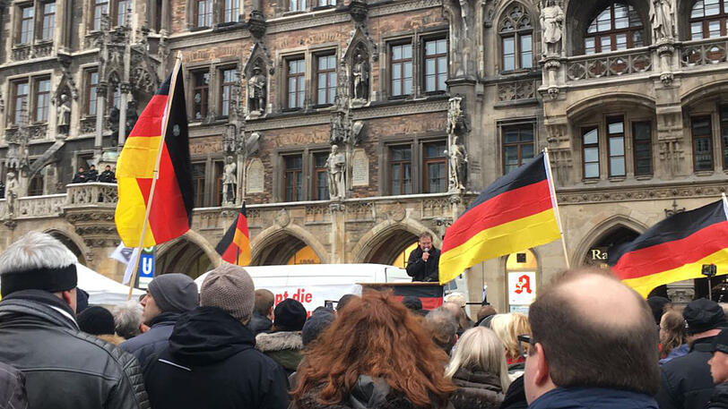 Pegida- und Anti-Pegida-Demonstration am Münchner Marienplatz.