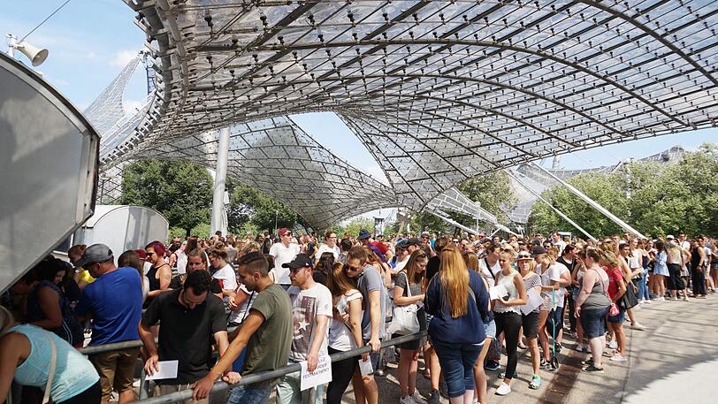 Stunden vor dem Konzert füllt sich der Platz vor dem Olympiastadion mit Ed-Sheeran-Fans. Die Bilder vom Fan-Andrang.