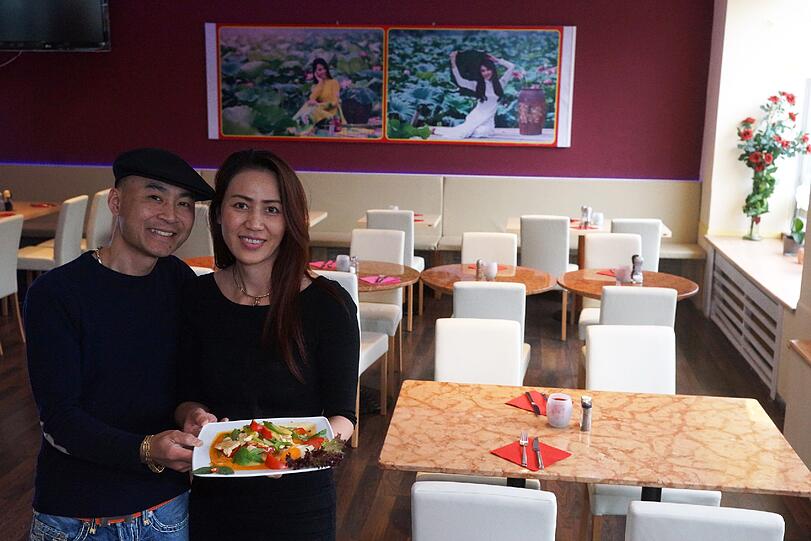 Die Inhaber Quang Minh Trinh und Ngoe Anh mit einem von insgesamt 83 Gerichten, die sie im Moon Night servieren. Foto: Daniel von Loeper