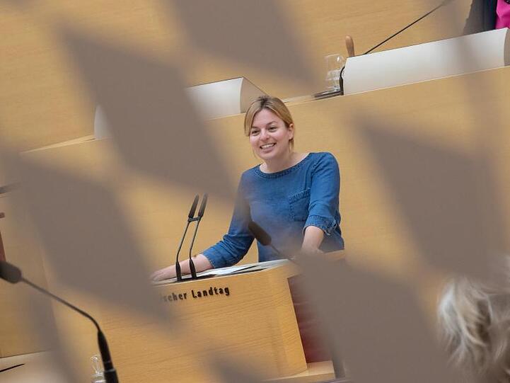 Katharina Schulze spricht während einer Sitzung im bayerischen Landtag. Foto: Peter Kneffel/dpa/Archivbild