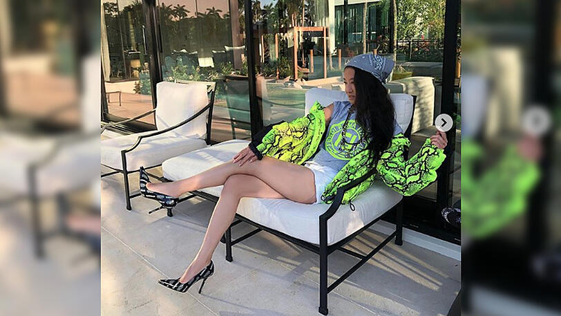 Schrille Klamotten, Endlos-Beine, lässiges Tuch im Haar: Hier zeigt sich kein junges Party-Girl, sondern die 70-jährige Mode-Designerin Vera Wang auf ihrer Terrasse in Miami Beach.