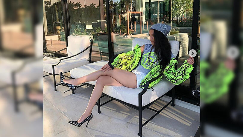 Schrille Klamotten, Endlos-Beine, lässiges Tuch im Haar: Hier zeigt sich kein junges Party-Girl, sondern die 70-jährige Mode-Designerin Vera Wang auf ihrer Terrasse in Miami Beach. Schrille Klamotten, Endlos-Beine, lässiges Tuch im Haar: Hier zeigt sich kein junges Party-Girl, sondern die 70-jährige Mode-Designerin Vera Wang auf ihrer Terrasse in Miami Beach.