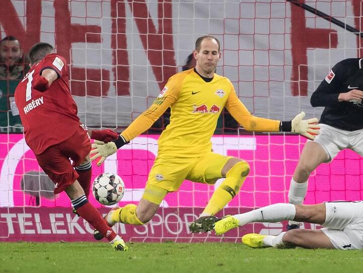 Franck Ribery (l) macht für die Münchner das 1:0 gegen Leipzigs Torwart Peter Gulacsi.
