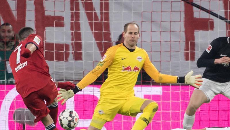 Franck Ribery (l) macht für die Münchner das 1:0 gegen Leipzigs Torwart Peter Gulacsi. Franck Ribery (l) macht für die Münchner das 1:0 gegen Leipzigs Torwart Peter Gulacsi.