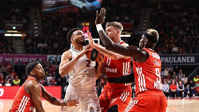 "Ein Sieg ist ein Sieg", sagt Bayern-Coach Andrea Trinchieri (unten, nach dem 76:72-Erfolg der Bayern in der Euroleague über Lyon-Villeurbanne.