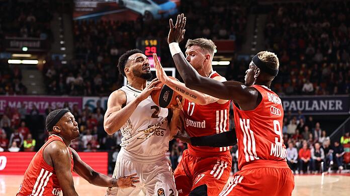 "Ein Sieg ist ein Sieg", sagt Bayern-Coach Andrea Trinchieri (unten, nach dem 76:72-Erfolg der Bayern in der Euroleague über Lyon-Villeurbanne.