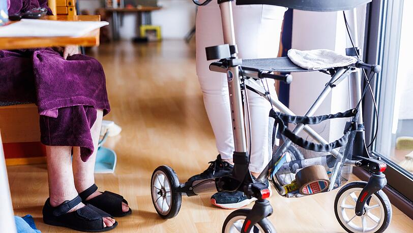 Pflege im Heim: Die Anfang vergangenen Jahres eingeführte Entlastungszuschläge für Bewohnerinnen und Bewohner sollen erhöht werden.