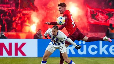 Im DFB-Pokal kämpfen Herthas Derry Scherhant (l) und Jan Elvedi von Kaiserslautern um den Ball.