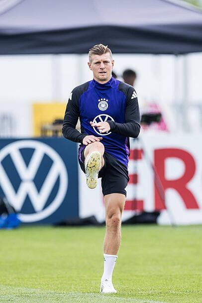 Aleksandar Pavlovic freut sich vor allem darauf, mit Toni Kroos zu interagieren.