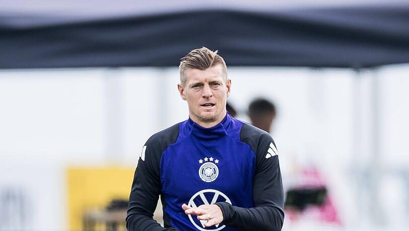 Aleksandar Pavlovic freut sich vor allem darauf, mit Toni Kroos zu interagieren. Aleksandar Pavlovic freut sich vor allem darauf, mit Toni Kroos zu interagieren.