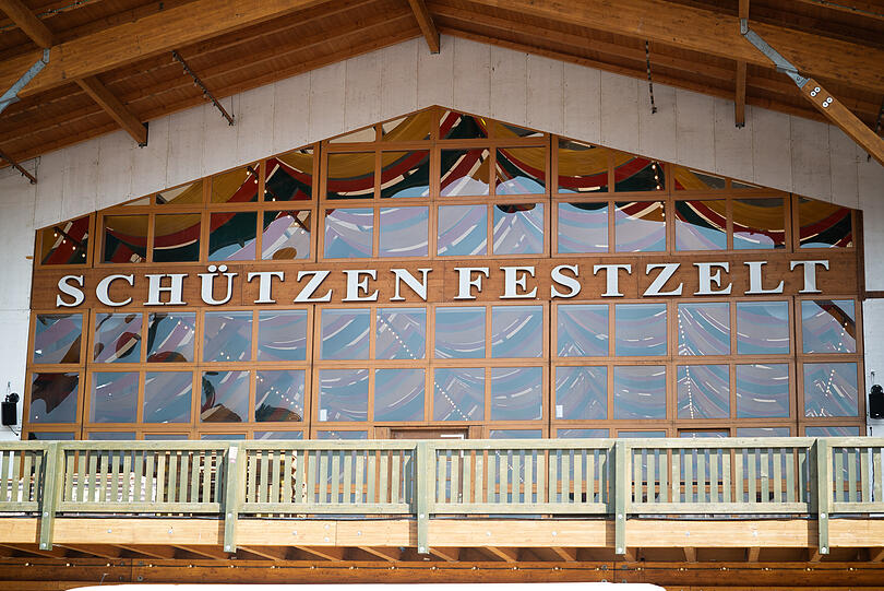 Auch beim Schützenfestzelt sieht es schon einladend aus.