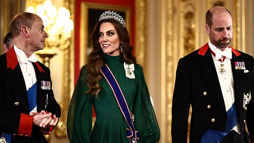 Prinzessin Kate zwischen Prinz Edward und ihrem Ehemann Prinz William beim Staatsbankett f&uuml;r den nigerianischen Pr&auml;sidenten Bola Tinubu.