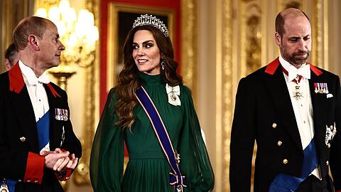 Prinzessin Kate zwischen Prinz Edward und ihrem Ehemann Prinz William beim Staatsbankett f&uuml;r den nigerianischen Pr&auml;sidenten Bola Tinubu.